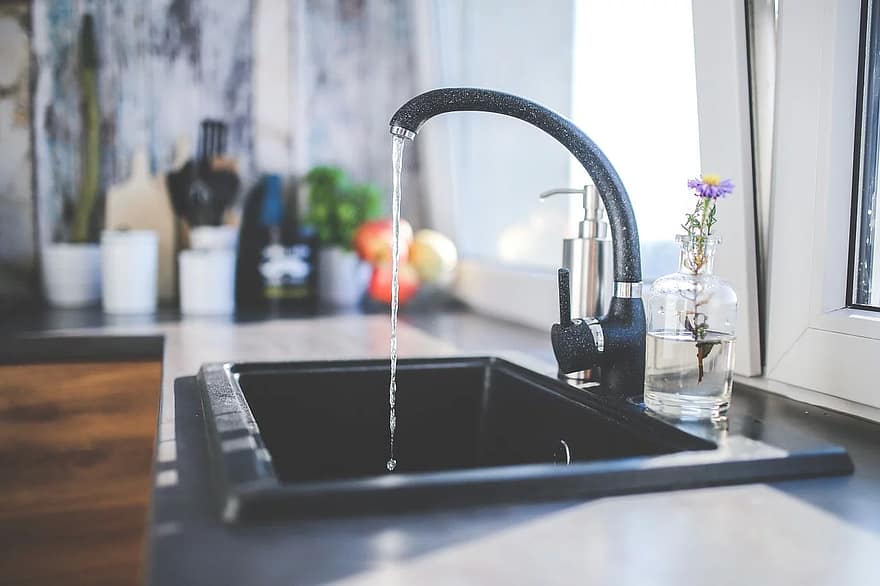 Además de reformar la cocina, piensa en tus hábitos, como el derroche de agua innecesario que puedes realizar si dejas el grifo abierto más de la cuenta al lavar los platos